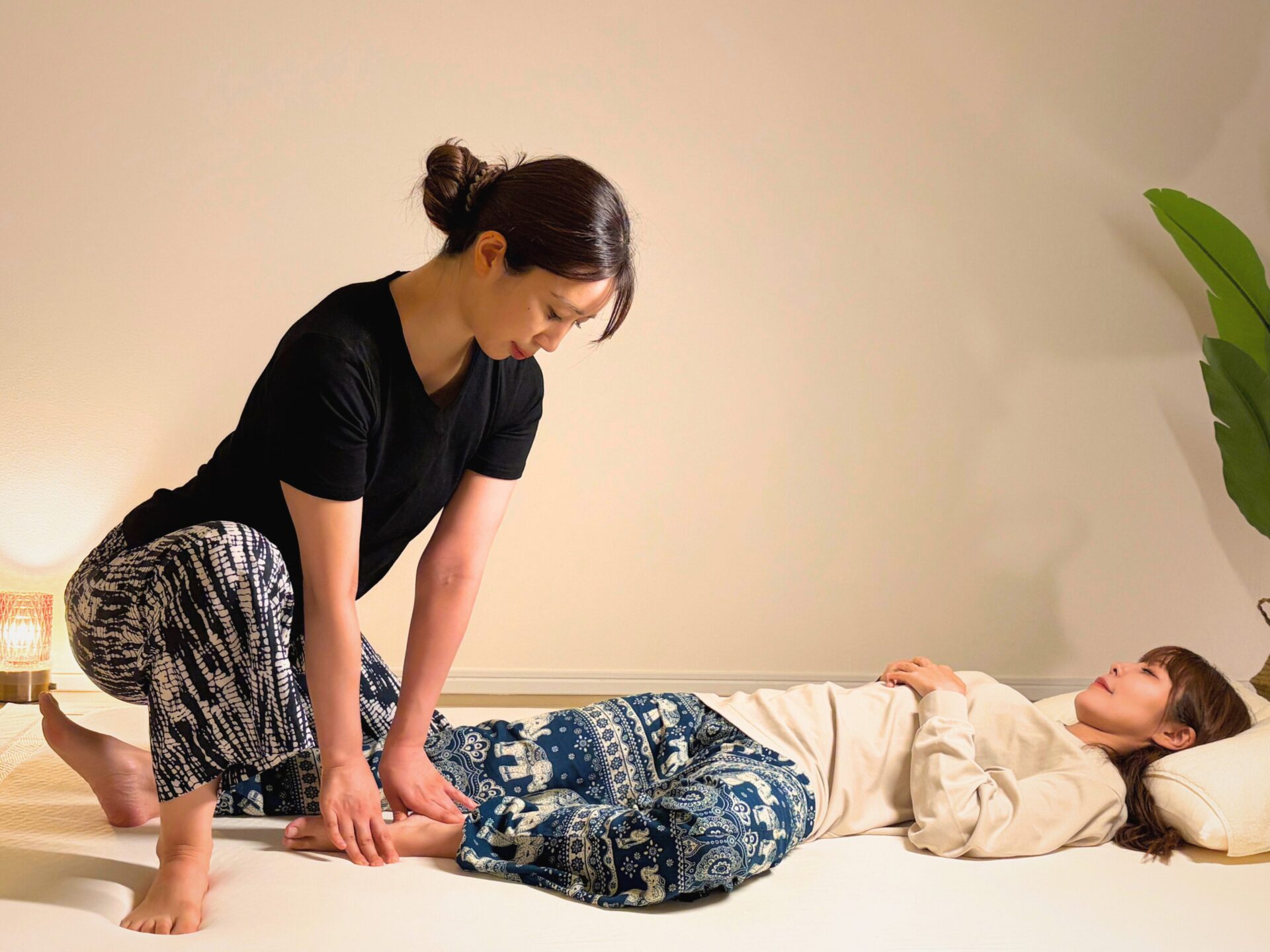 横浜で出張マッサージを受ける様子｜女性セラピストによるマッサージ施術